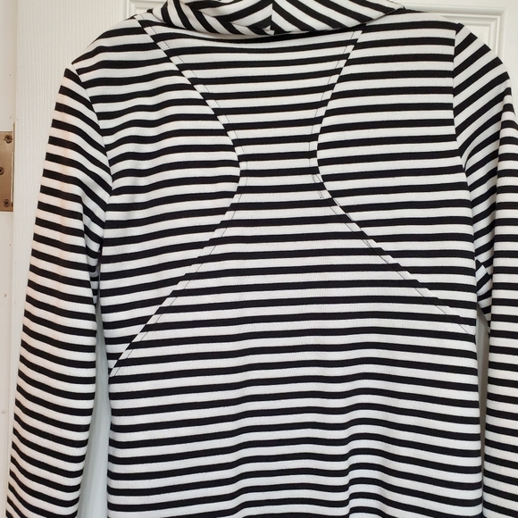 Black and white striped sweater - Picture 4 of 5